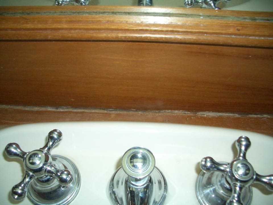 Schimmelspuren am Waschtisch Puri Santrian