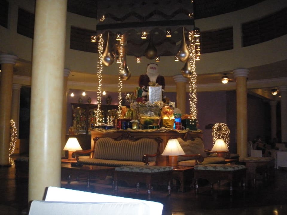 Festlich geschmückte Lobby Iberostar Waves Costa Dorada