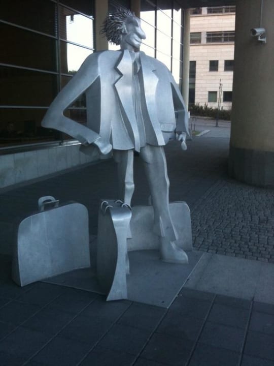 Памятник перед входом в отель Thon Hotel Opera