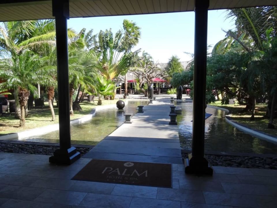 Blick von der Lobby in den Garten Palm Hotel & Spa