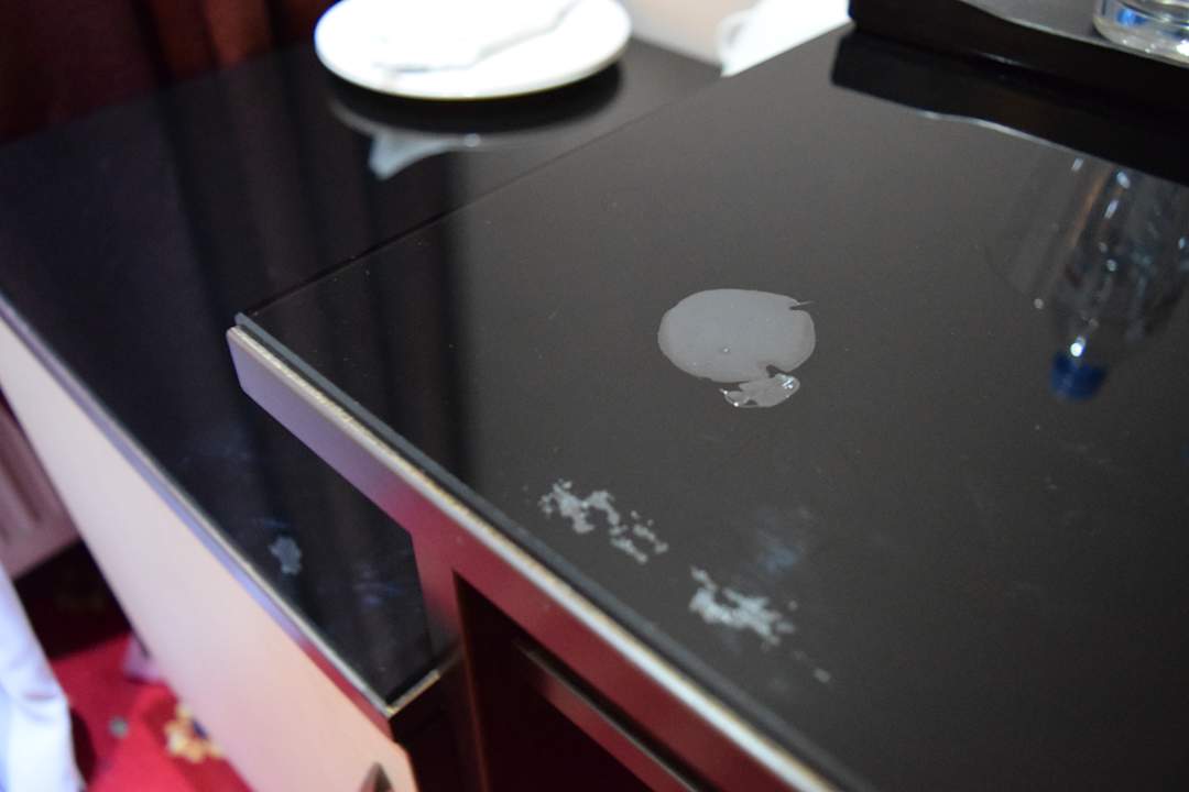 Schreibtisch-Platte war schon kaputt Hotel & Spa Borjomi Palace