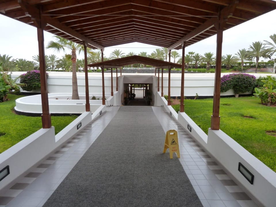Gang vom Eingang zum Pool/Bar/Restaurantbereich Relaxia Olivina
