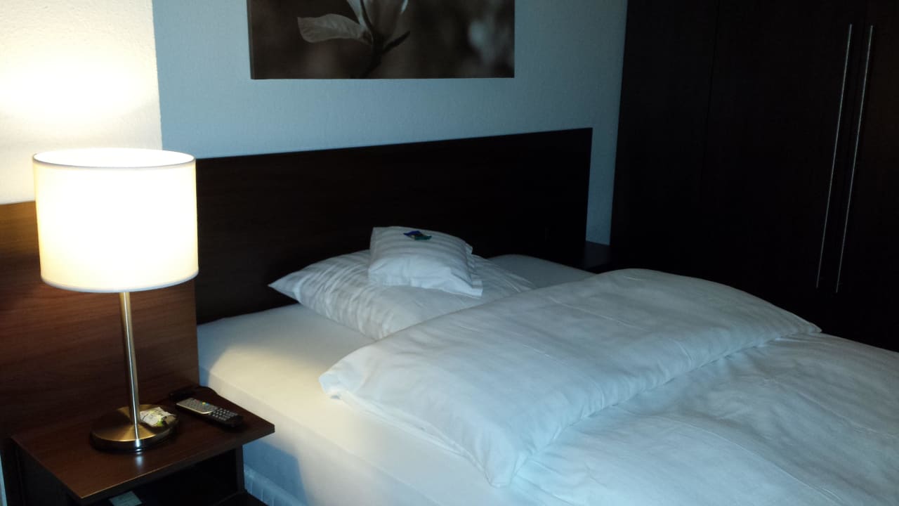 Doppelbett mit durchgängiger harter Matratze Hotel Am Oppspring