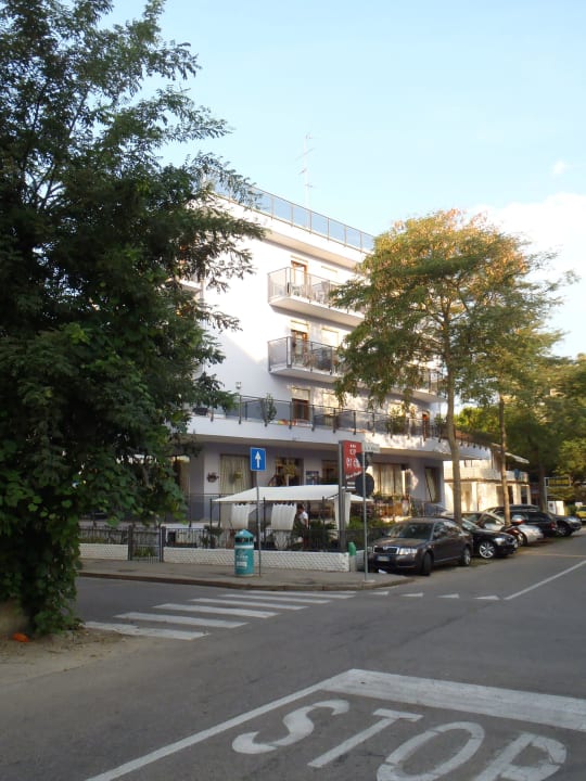 Hotelfront mit Sitzplatz Hotel My Fair