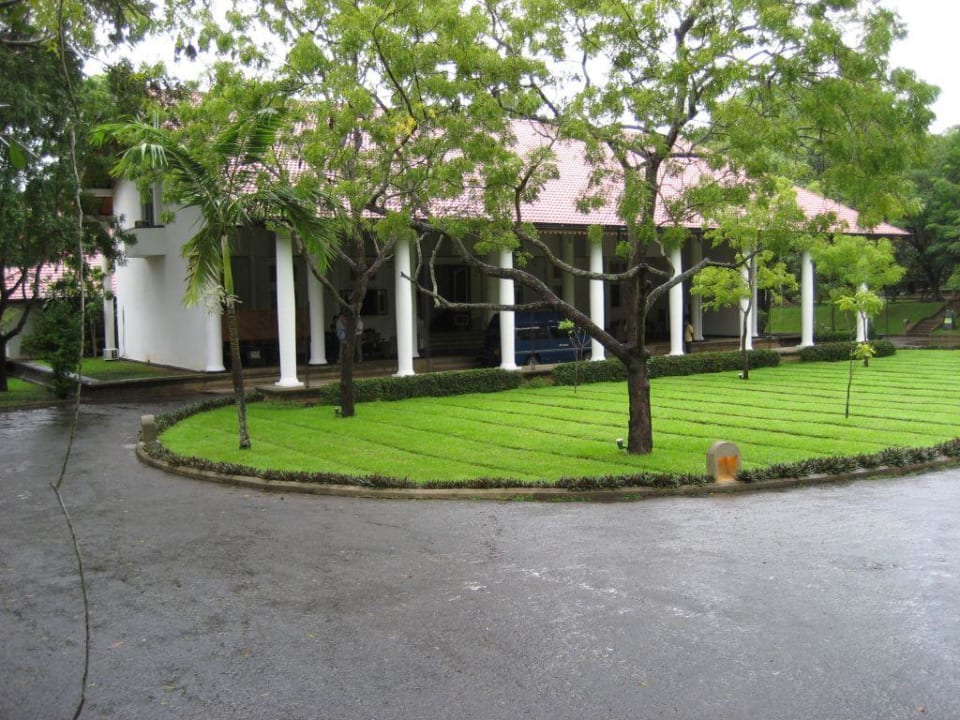 Hoteleingang  mit Rezeption Cinnamon Lodge Habarana