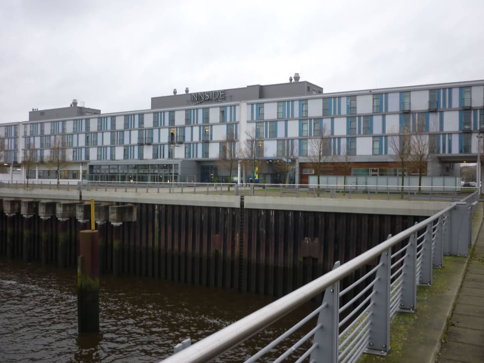 Aufnahme von der Weserseite; Rückseite des Hotels INNSIDE by Meliá Bremen