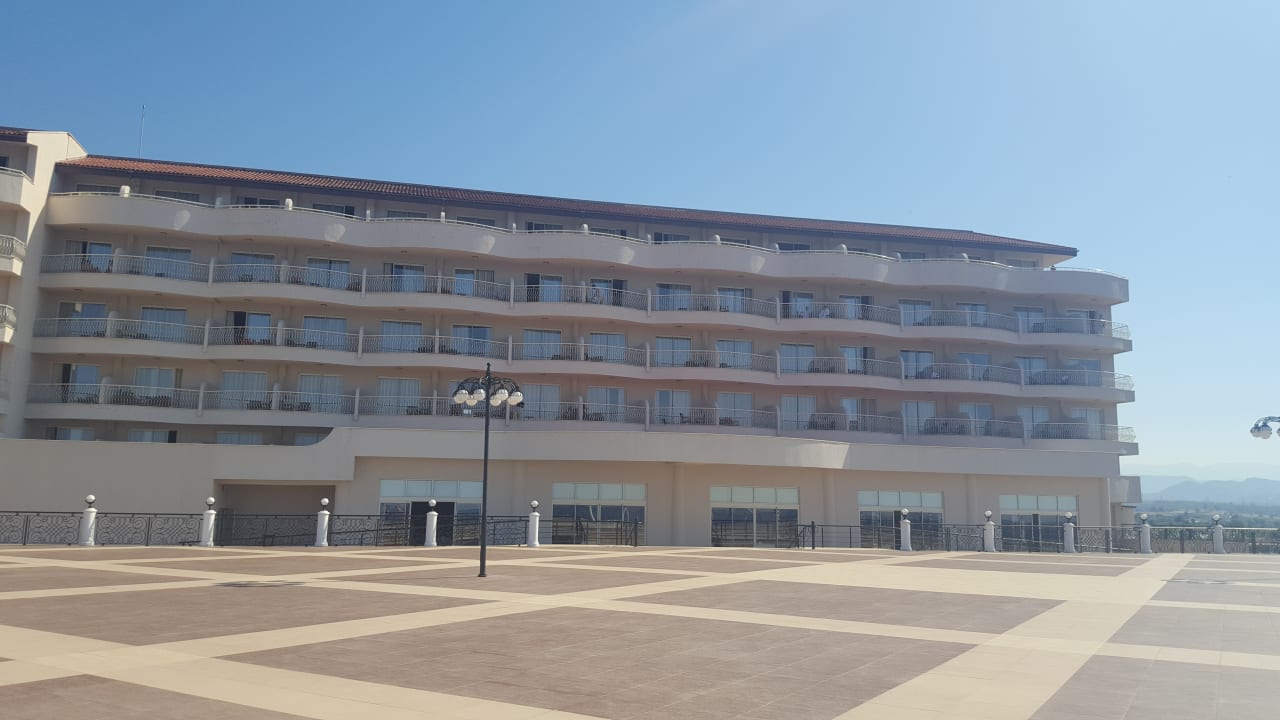 Das Haupthaus von der Seite Starlight Resort Hotel