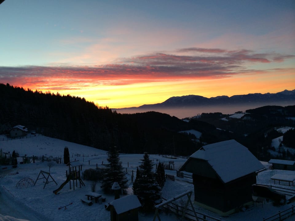 Sonnenaufgang vom Zimmer aus gesehen Familien Resort Petschnighof - Familotel Kärnten