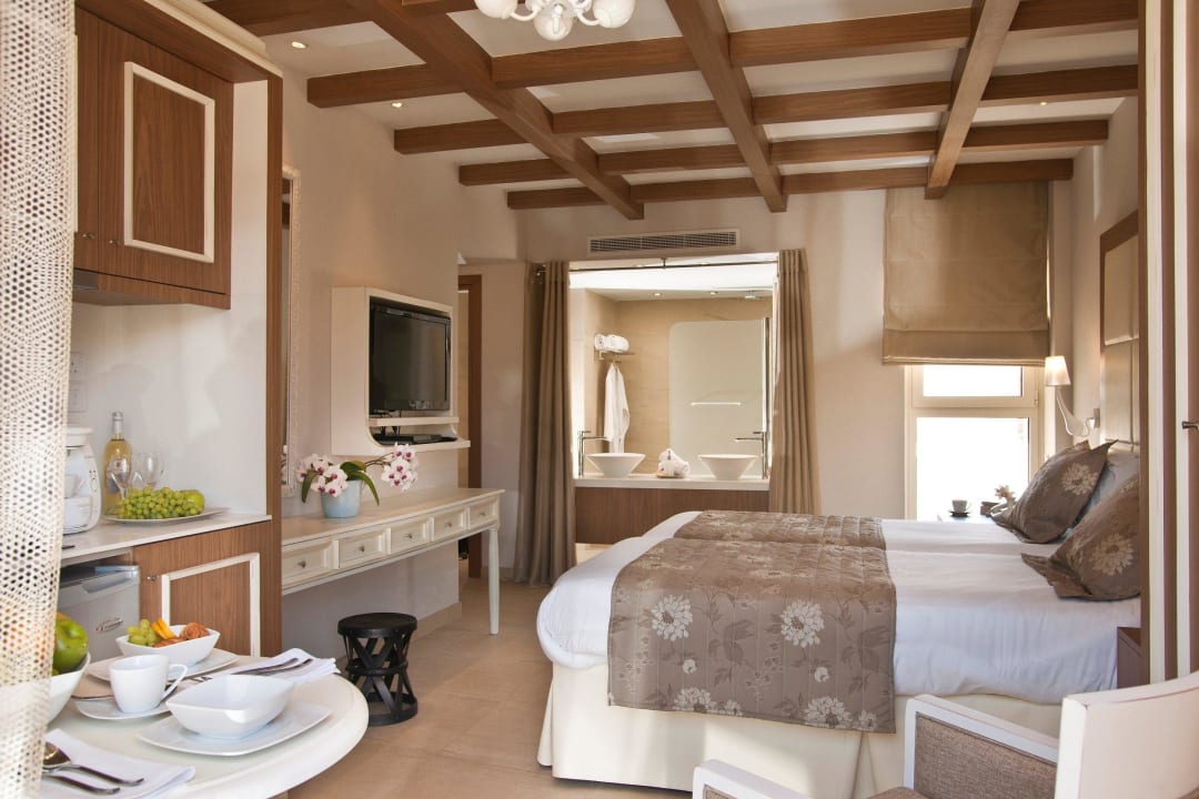 Deluxe Studio King Jason Paphos - Designed for adults