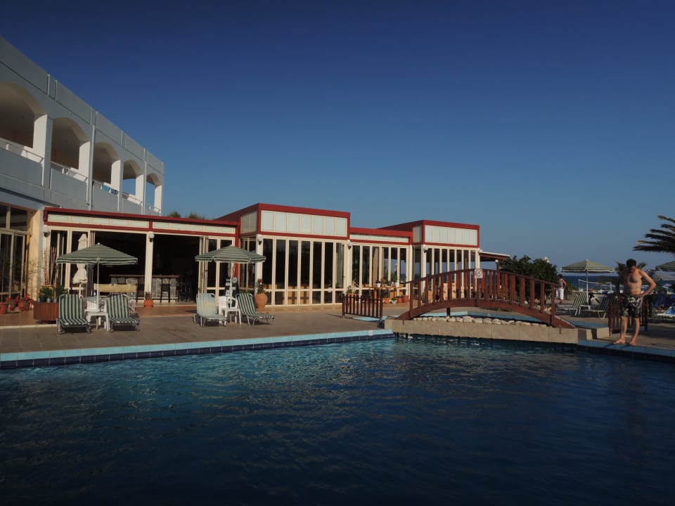 Restaurace z pohledu přes bazén Hotel Kathrin Beach