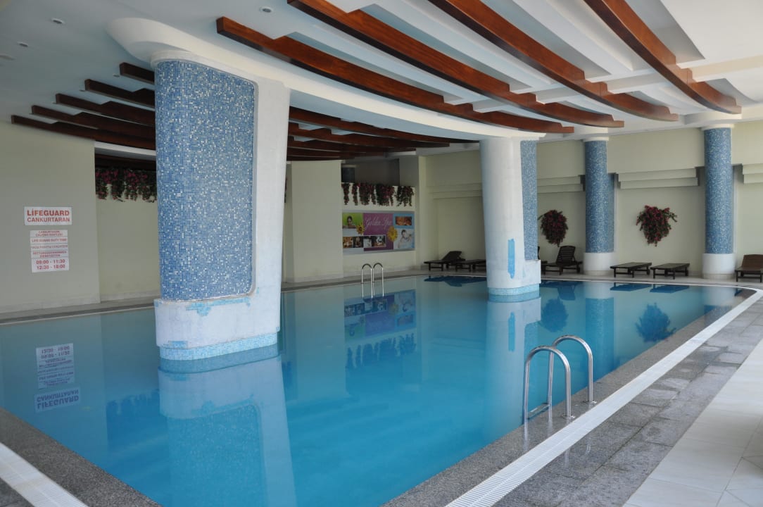 Innenpool VONRESORT Golden Coast