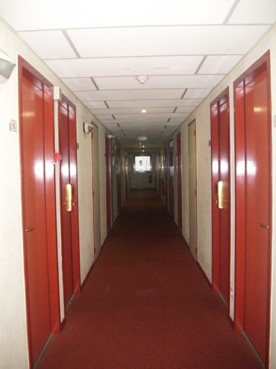 Gang mit Bunkeratmosphäre Geographotel Paris-Roissy CDG Airport