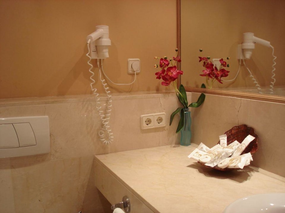 Das großzügige Bad Grupotel Playa de Palma Suites & Spa