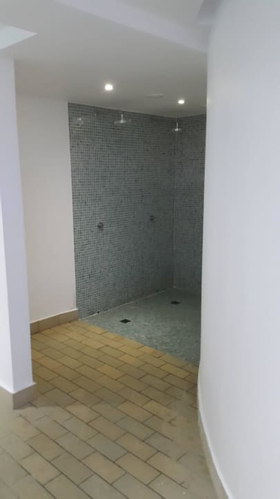 Neue Duschen im Innenpool Asterias Beach