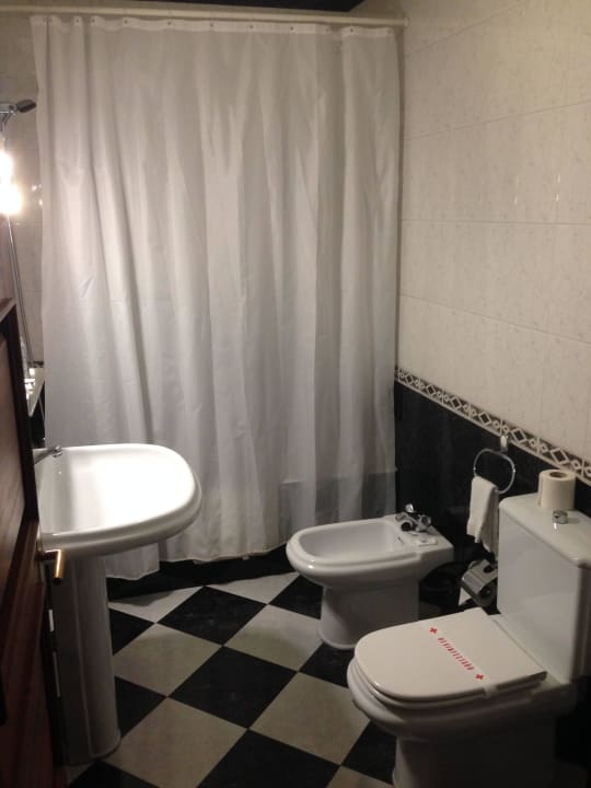 Really cold bathroom Hotel Aeroporto