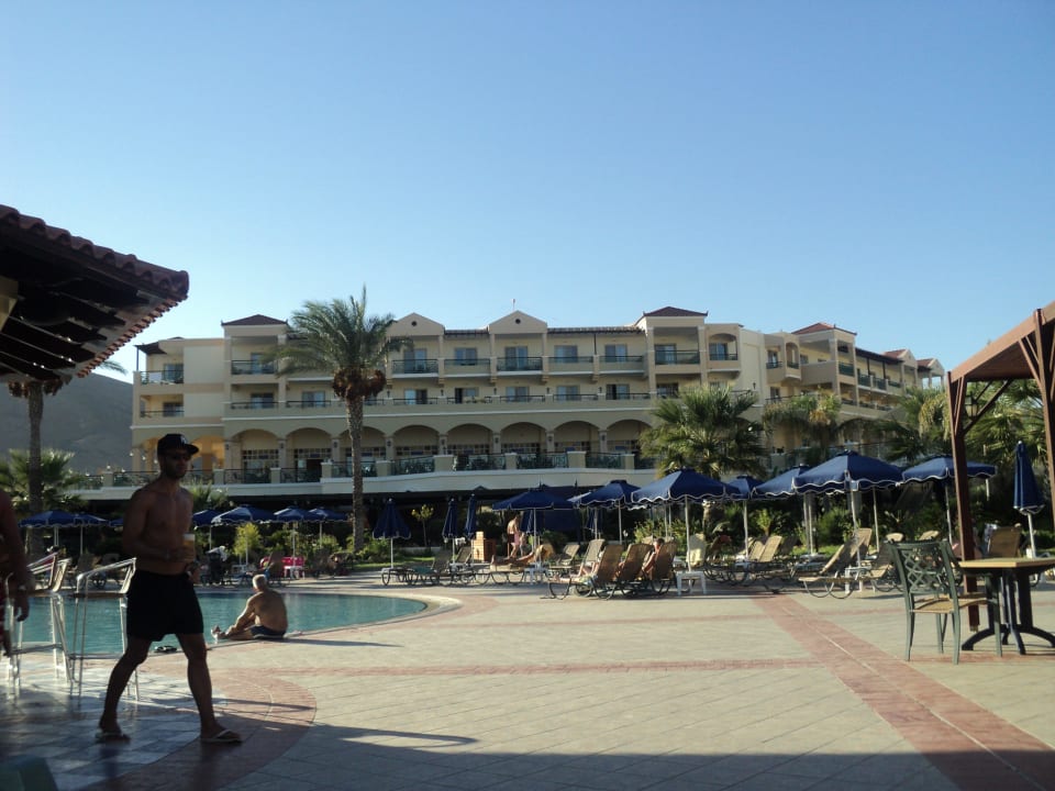 Teil des Haupthauses von der Poolbar aus Lindos Princess Beach Resort & Spa