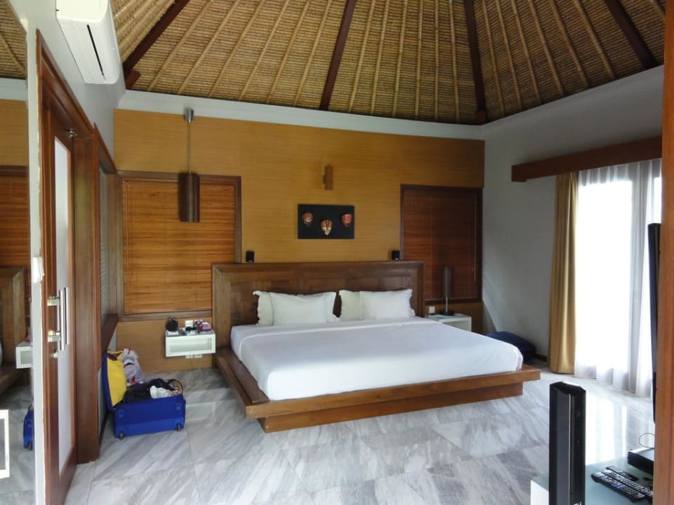 Schlafzimmer unserer Villa im balinesischen Stil Hotel Abi Bali Resort and Villa