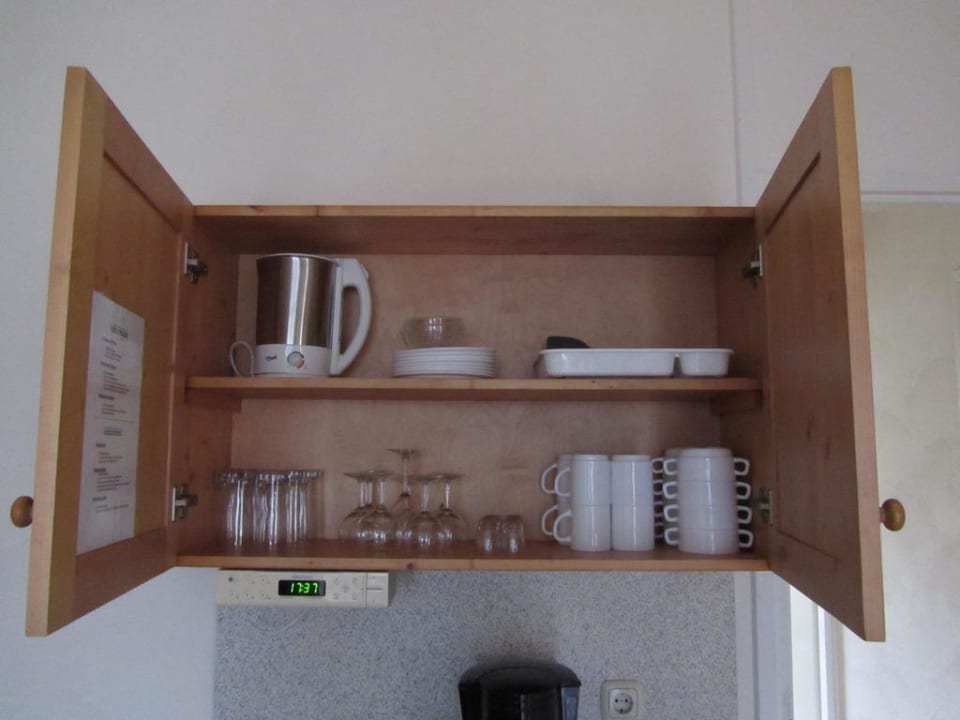 Geschirrschrank im Wohnzimmer Eurostrand Resort Moseltal