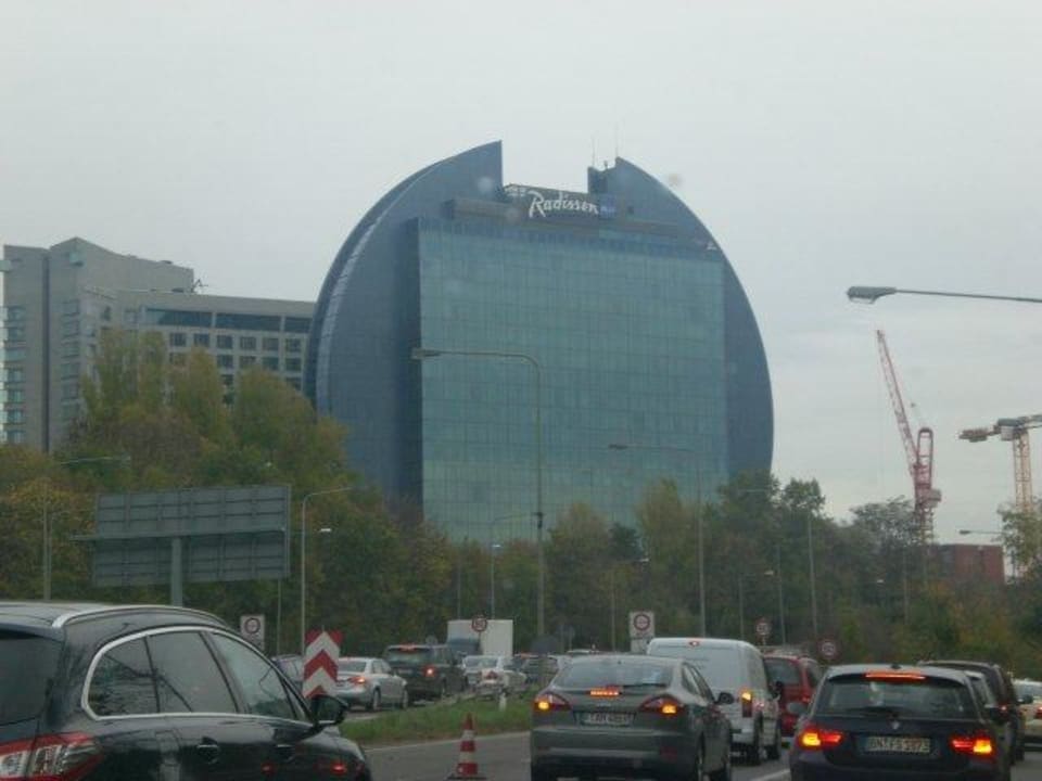 Hotel von der Straße aus fotografiert Radisson Blu Hotel Frankfurt