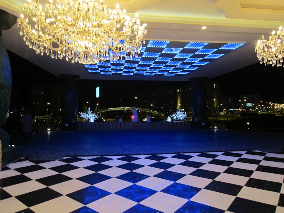 Blick vor dem Haupteingang Hotel Delphin Imperial