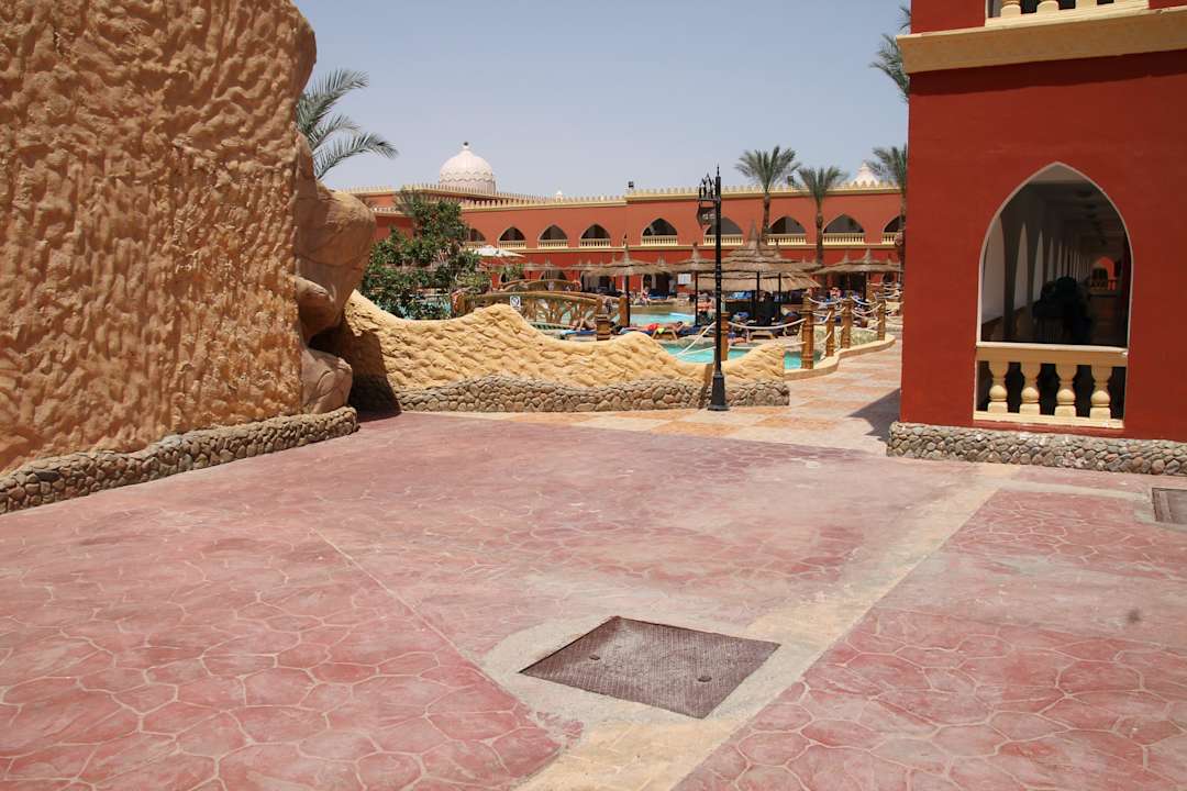 Verletzungsgefahr auf dem Weg zum Pool Pickalbatros Alf Leila Wa Leila Resort - Neverland Hurghada