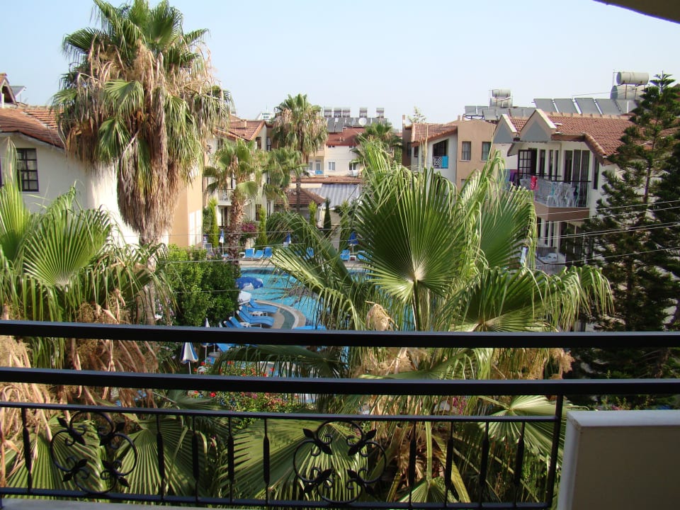 Blick zum Hotel gegenüber Semoris Hotel