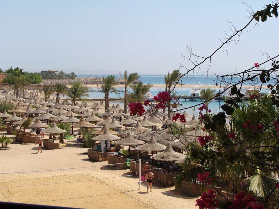 Volleyballplatz sowie Strand mit Schirmen Giftun Azur Resort