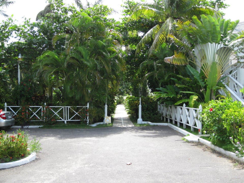 Weg zu den Zimmern Merril's Beach Resort