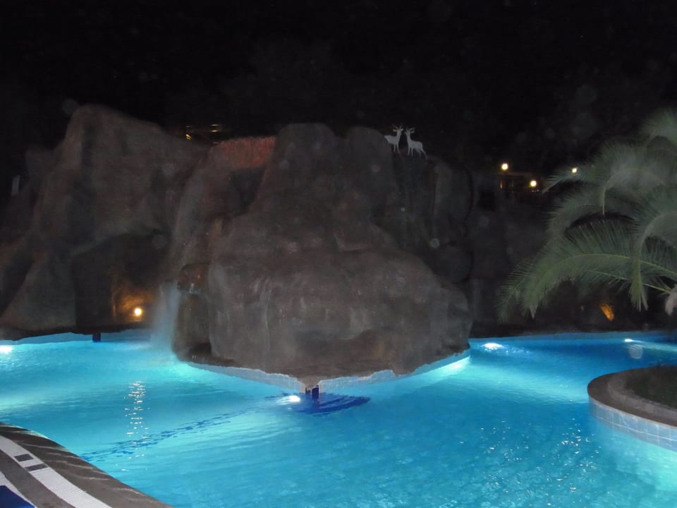 Hauptpool mit Grotte und Wasserfall Blue Waters Club