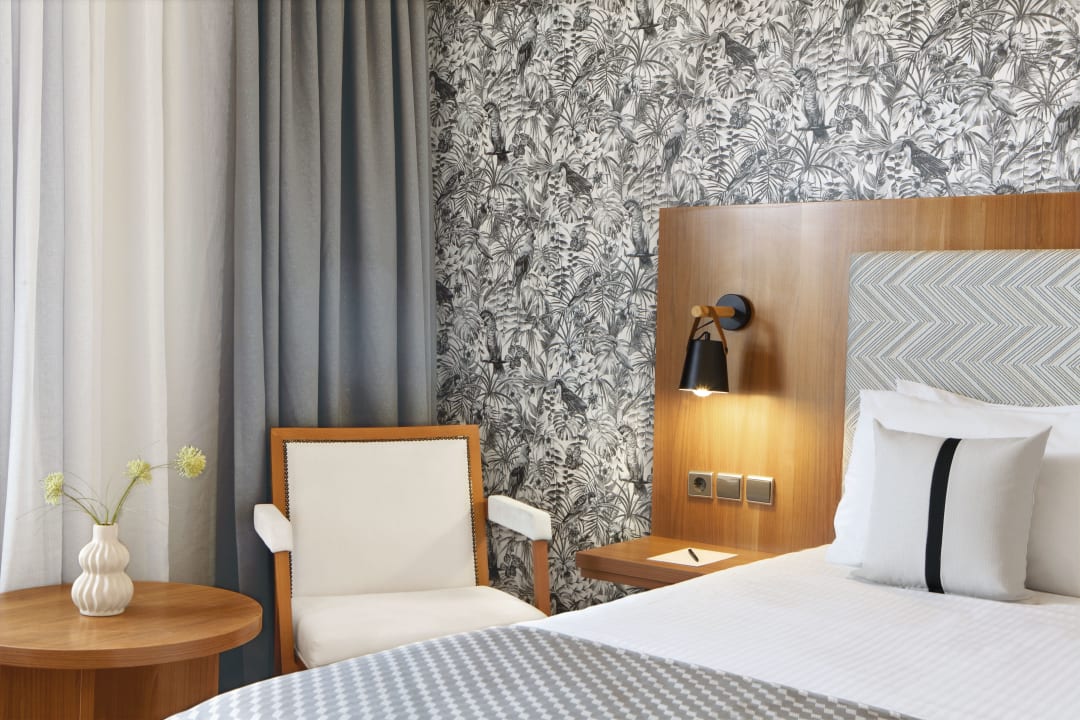 Zimmer Ramada by Wyndham Athens Attica Riviera