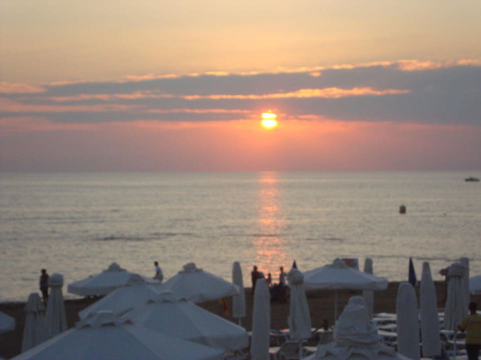 Sonnenuntergang am Hotelstrand Hotel Grand Side