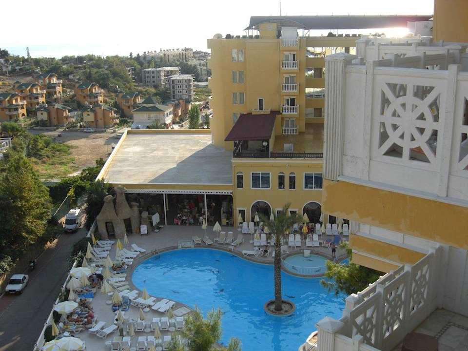 Vom Balkon aus fotografiert Larina Resort Spa & Hotel