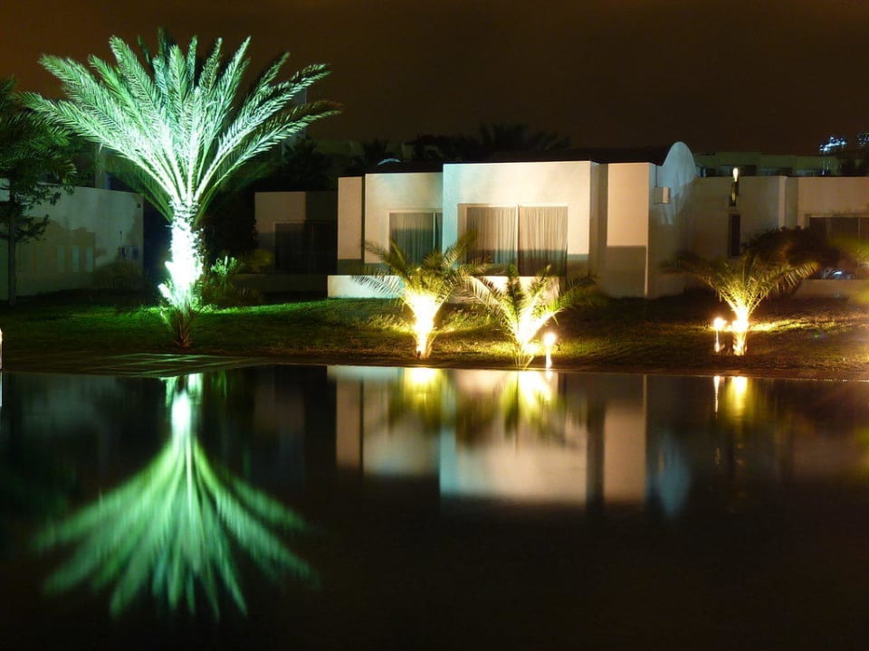 Nächtlicher Blick auf die Bungalows Steigenberger Marhaba Thalasso Hammamet