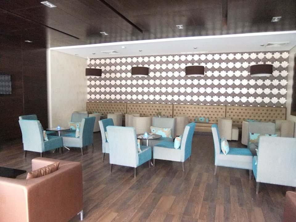 Sitzgruppen in der Bar Hotel Rosa Beach