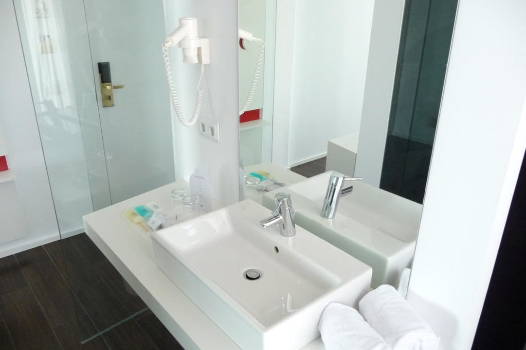 Superior-Zimmer - Waschtisch Iberostar Waves Bahia de Palma