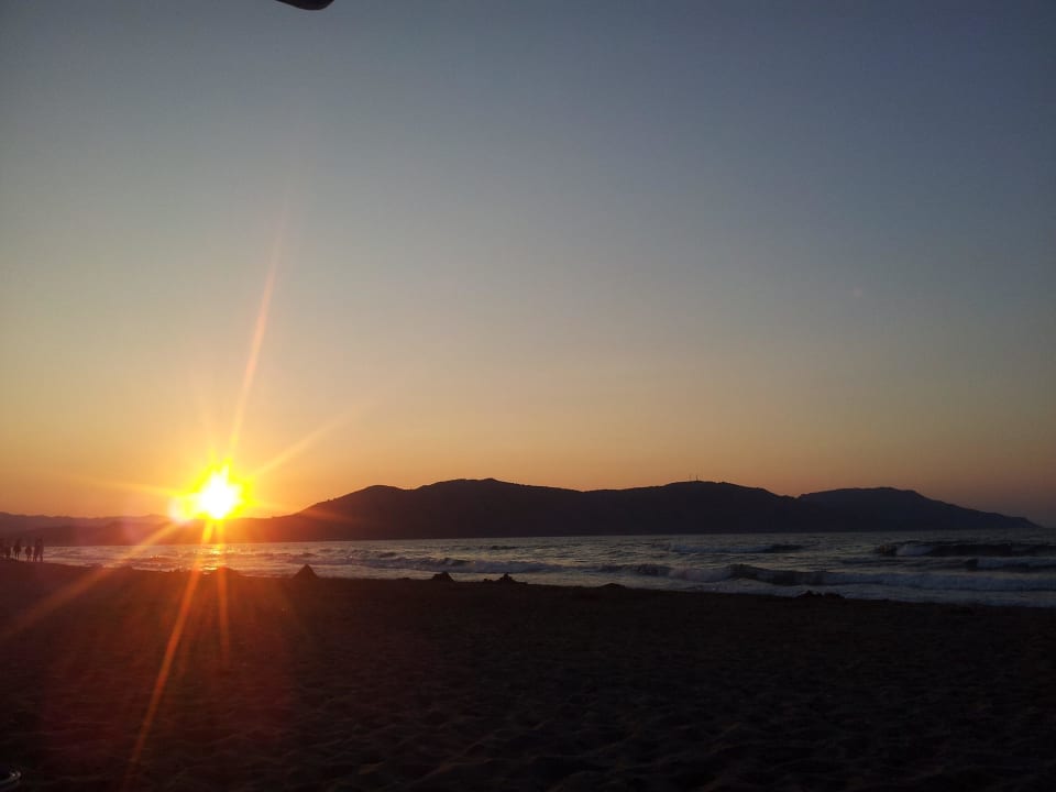 Traumhafte Sonnenuntergänge am Strand HARPIN Happy Days Beach Hotel