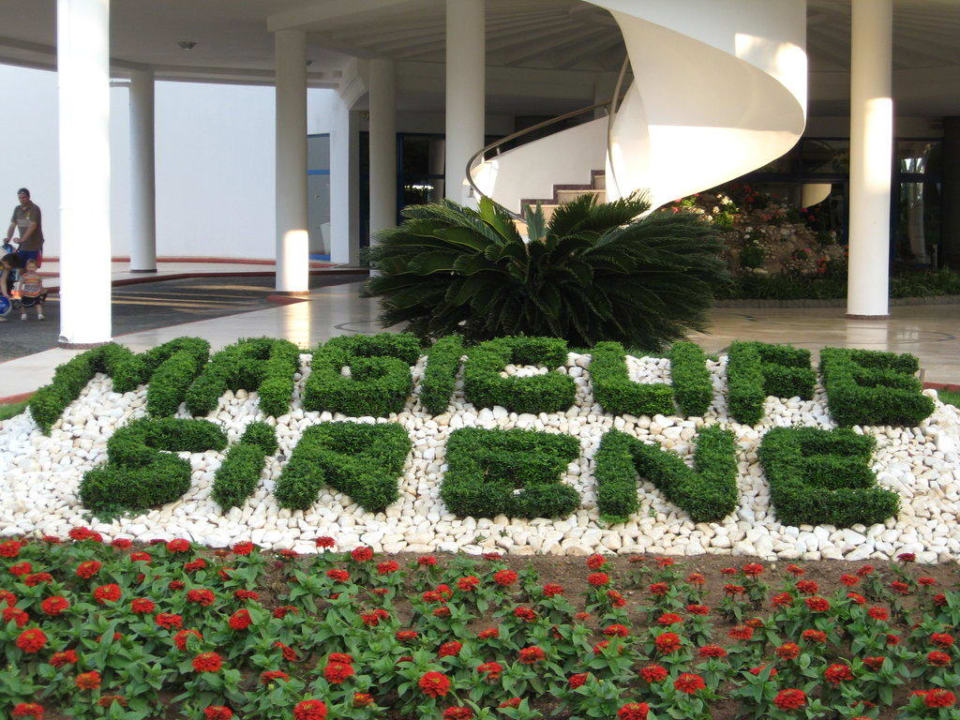 Gartenanlage vor dem Hotel Green Max Hotel