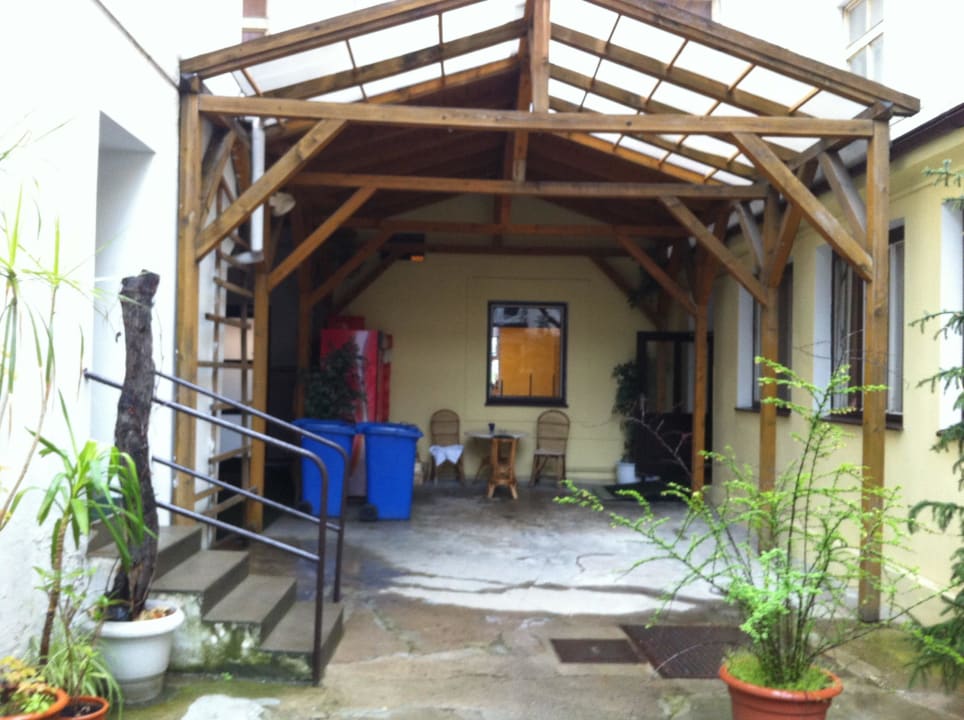 In diesem Hof befindet sich das Standardzimmer Hotel Merkur