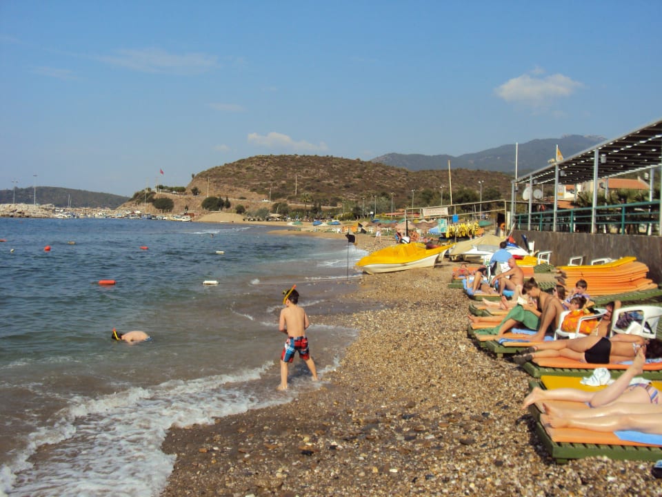 Ein schmaler Strand und steinig Hotel Grand Efe