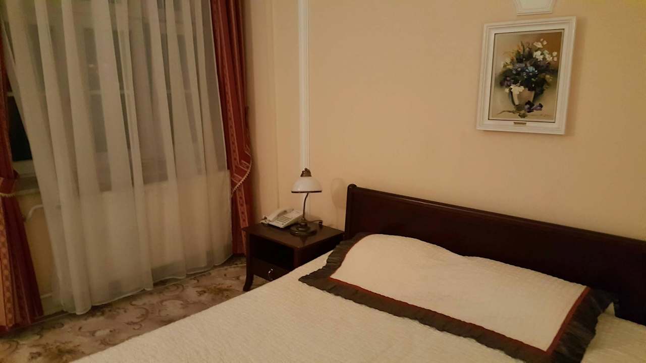 Ein breites Bett Hotel Grand