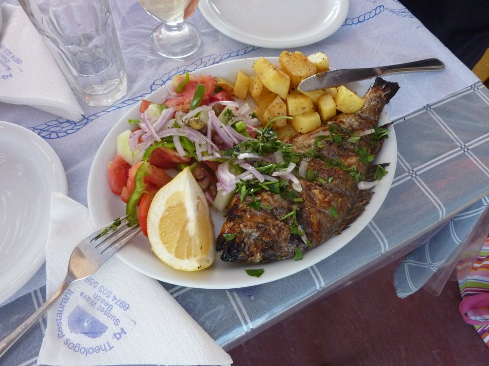 Essen in einem Restaurant beim Ausflug Lagas Aegean Village