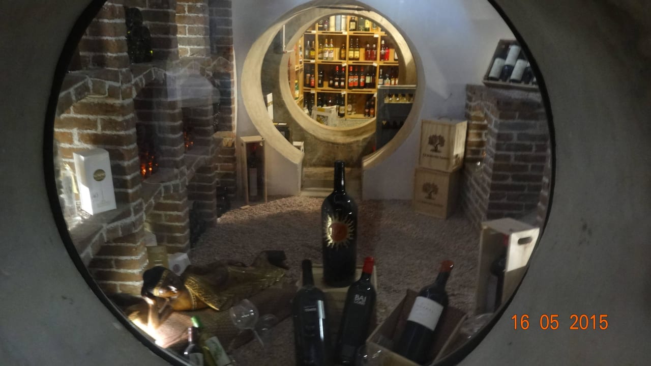 Blick in den Weinkeller Riverside Hotel