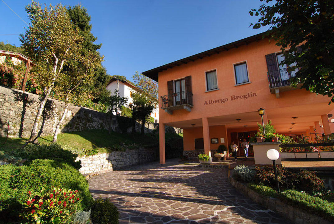 Vor dem Eingang des Hotels Breglia Breglia