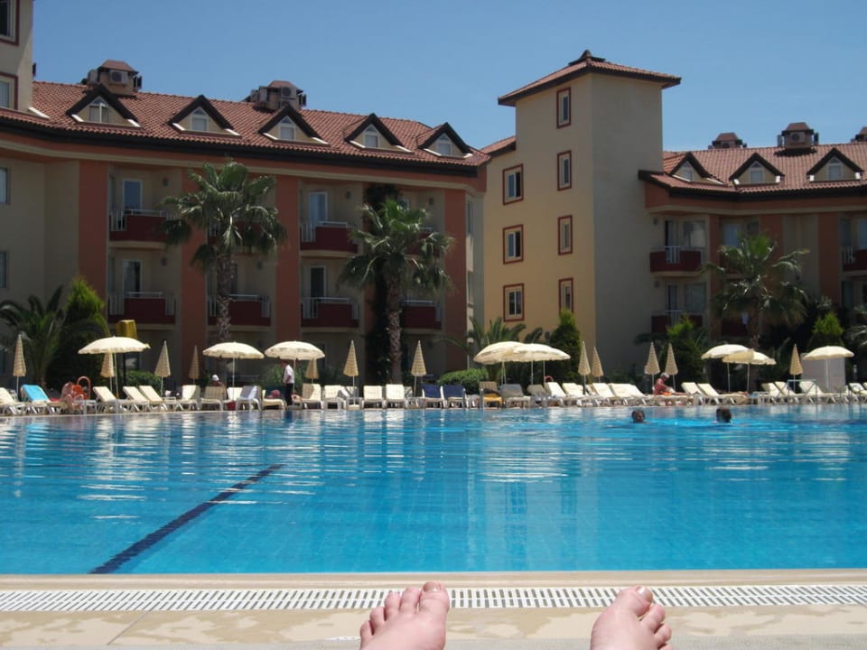Pool und die ersten beiden Häuser Hotel Orfeus Park