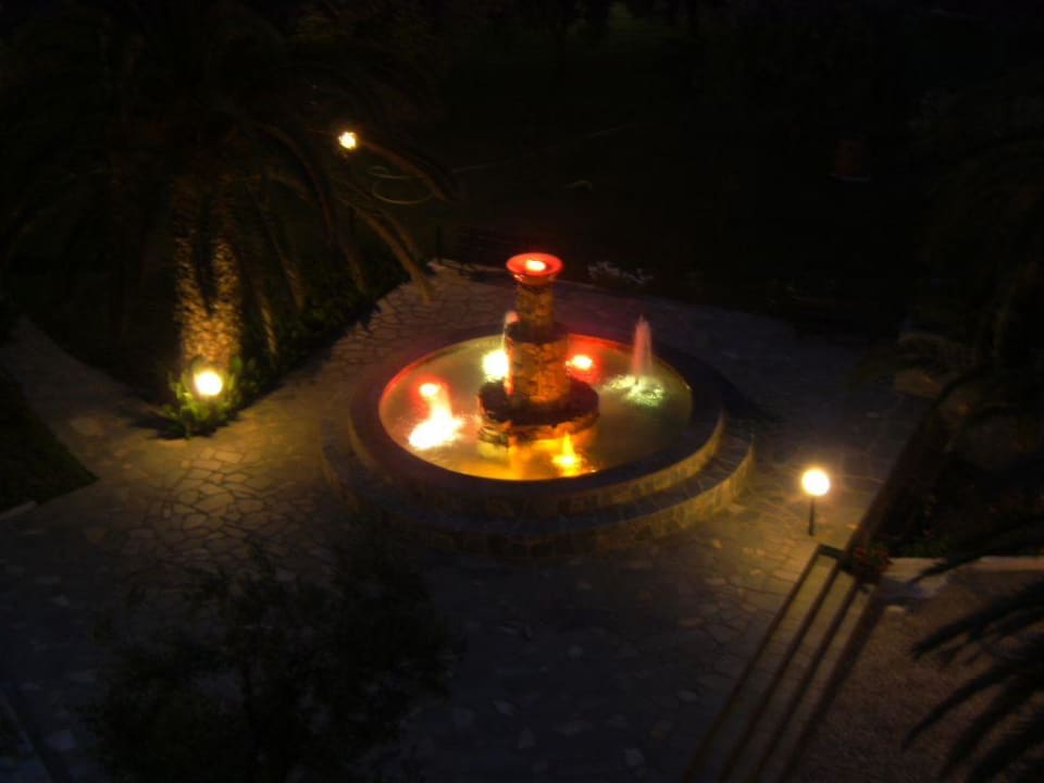Beleuchteter Springbrunnen Mendi Hotel