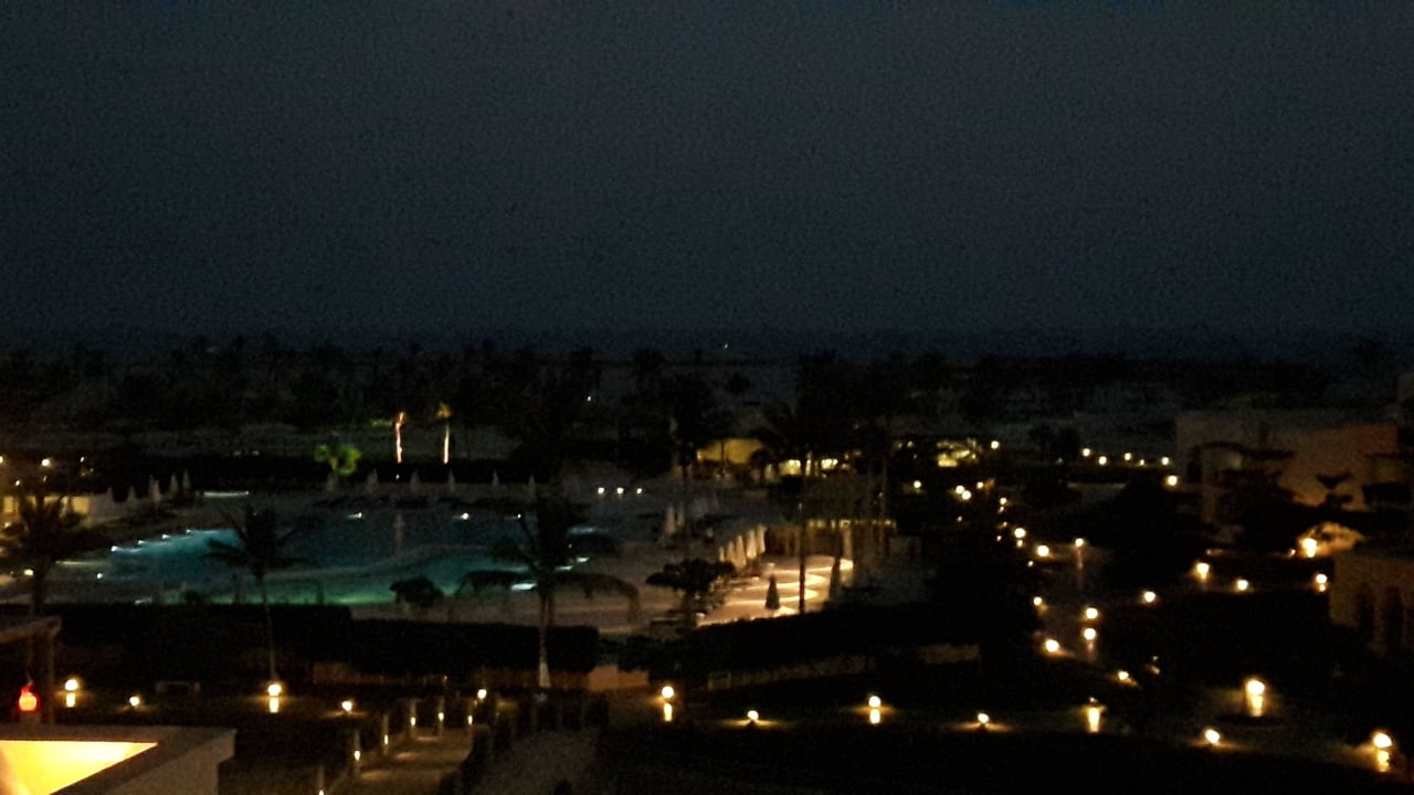 Blick über das Hotelgelände bei Nacht Salalah Rotana Resort