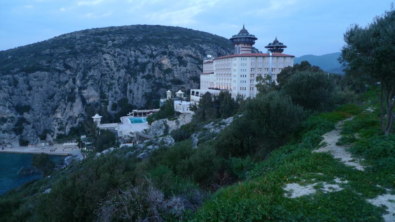 Hotel von der Straße aus Ladonia Hotels Adakule
