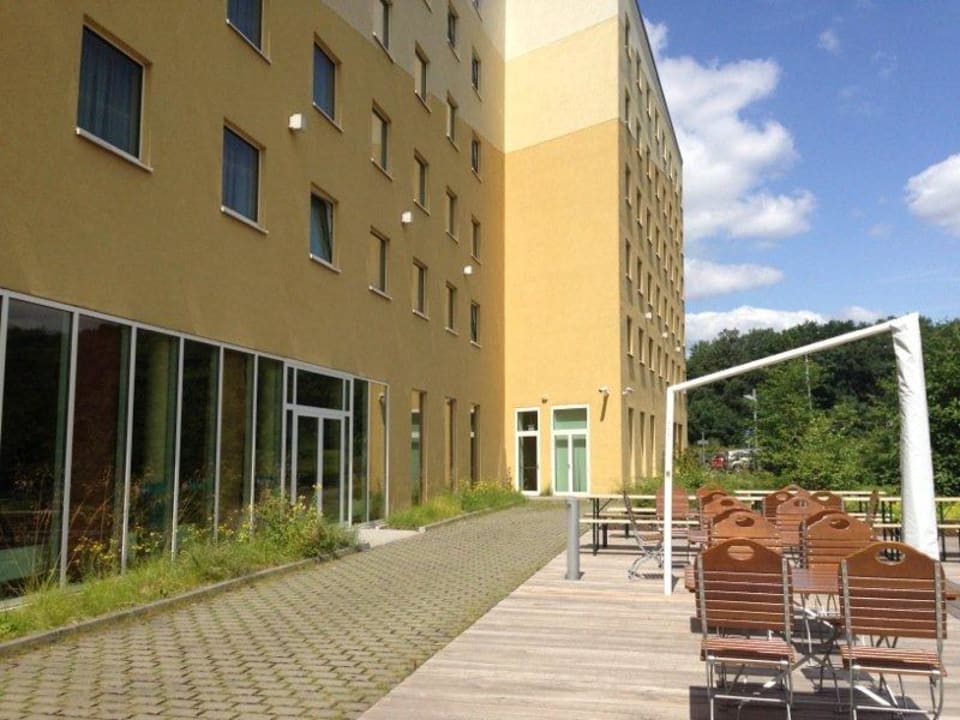 Hotel Terrasse mit Zugang zum Restaurant/Bar. B&B Hotel Frankfurt-Messe