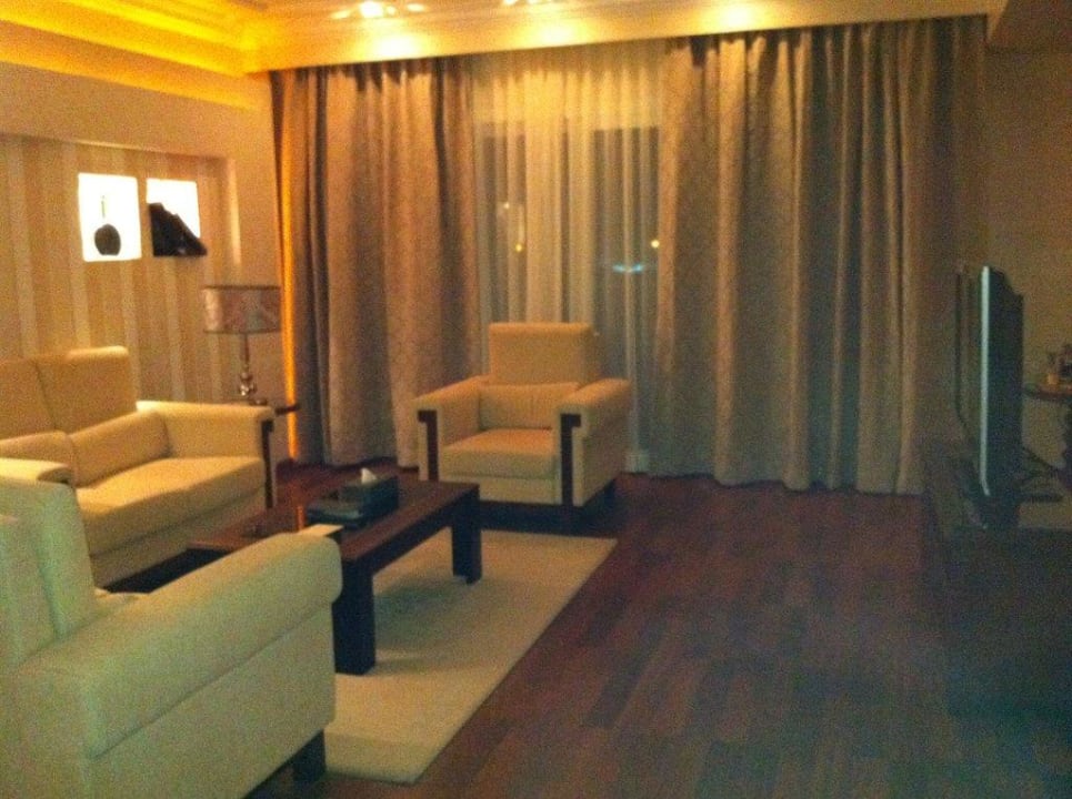 Sitzecke der Suite Premier Le Reve Hotel & Spa