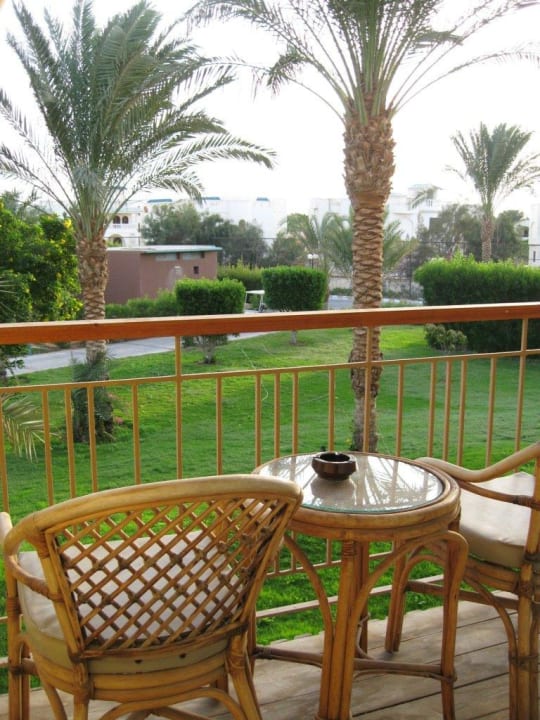 Вид из номера на балкон Desert Rose